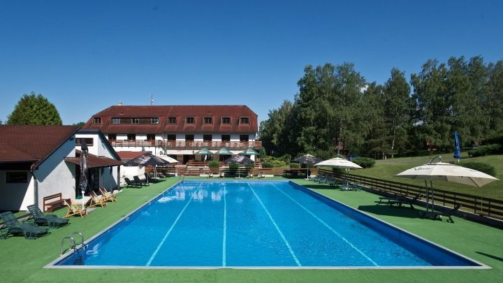 Venkovní bazén ve Sporthotelu Kácov