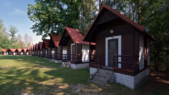Táborové chatky v areálu Sporthotelu Kácov