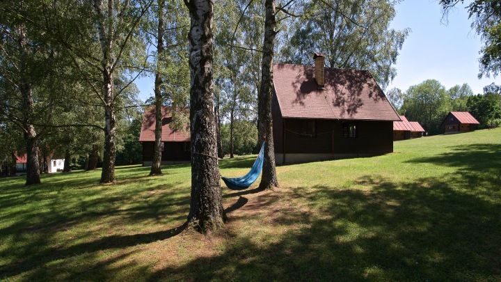 Srubové chaty v areálu Sporthotelu Kácov