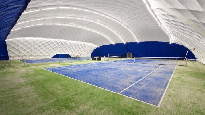 Interiér multifunkční haly s umělou trávou ve Sporthotelu Kácov