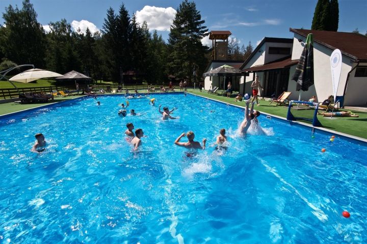 Venkovní bazén ve Sporthotelu Kácov